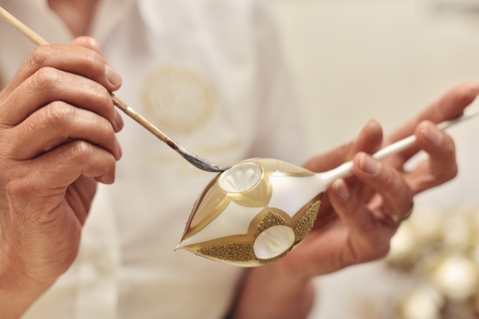 ▲ 글라소르(GLASSOR)사의 장식 제작 장면 채색 과정