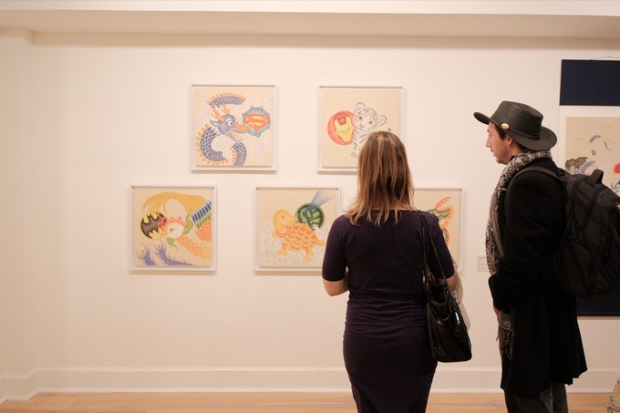 ▲ 전시장을 둘러보는 관람객들