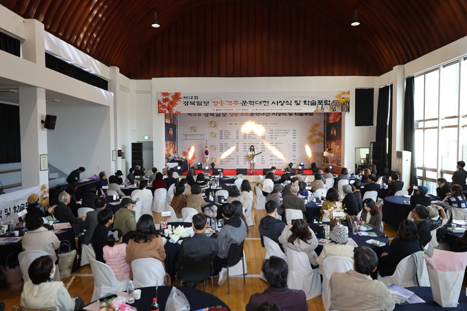 ▲ 제12회 청송객주문학대전 시상식 및 학술포럼이 22일 오후 경북 청송군 청송객주문학관에서 열린 가운데 가수 박은경 씨 공연이 펼쳐지고 있다.김영환 기자yhk@kyongbuk.com