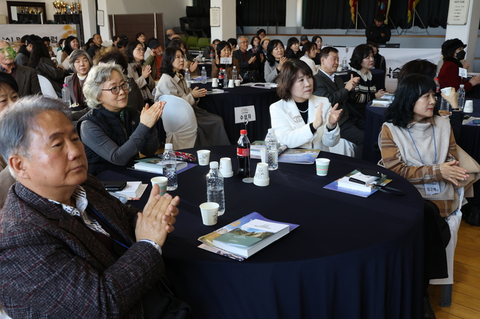 ▲ 제12회 청송객주문학대전 시상식 및 학술포럼이 22일 오후 경북 청송군 청송객주문학관에서 열린 가운데 참석자들이 무대 공연을 보며 박수치고 있다.김영환 기자yhk@kyongbuk.com