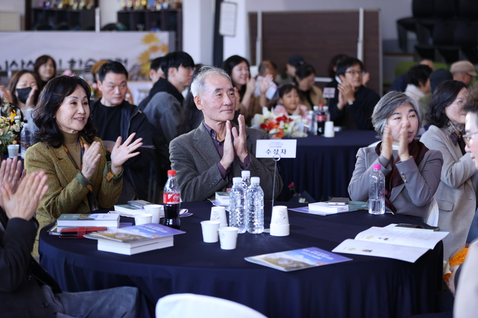 ▲ 제12회 청송객주문학대전 시상식 및 학술포럼이 22일 오후 경북 청송군 청송객주문학관에서 열린 가운데 참석자들이 무대 공연을 보며 박수치고 있다.김영환 기자yhk@kyongbuk.com