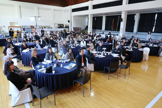 ▲ 제12회 청송객주문학대전 시상식 및 학술포럼이 22일 오후 경북 청송군 청송객주문학관에서 열린 가운데 내빈과 수상자 등 많은 참석자들이 자리하고 있다.김영환 기자yhk@kyongbuk.com