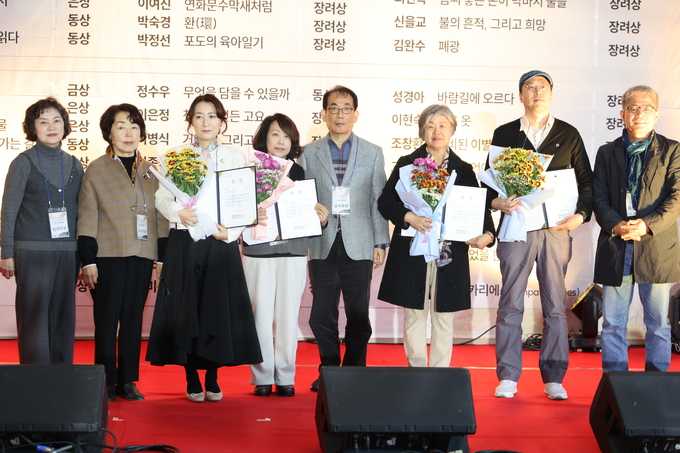 ▲ 제12회 청송객주문학대전 시상식 및 학술포럼이 22일 오후 경북 청송군 청송객주문학관에서 열린 가운데 장려상 시상이 진행되고 있다.김영환 기자yhk@kyongbuk.com