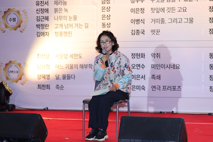 ▲ 제12회 청송객주문학대전 시상식 및 학술포럼이 22일 오후 경북 청송군 청송객주문학관에서 열린 가운데 단편소설 낭독을 하고 있다.김영환 기자yhk@kyongbuk.com