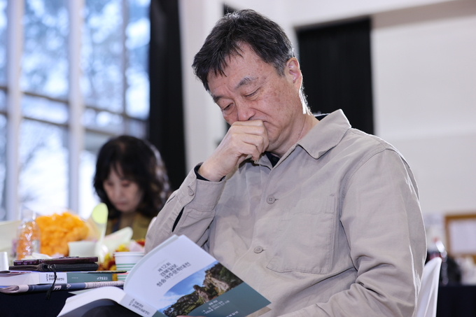 ▲ 제12회 청송객주문학대전 시상식 및 학술포럼이 22일 오후 경북 청송군 청송객주문학관에서 열린 가운데 한 참석자가 청송객주문학대전 책자를 유심히 보고 있다.김영환 기자yhk@kyongbuk.com