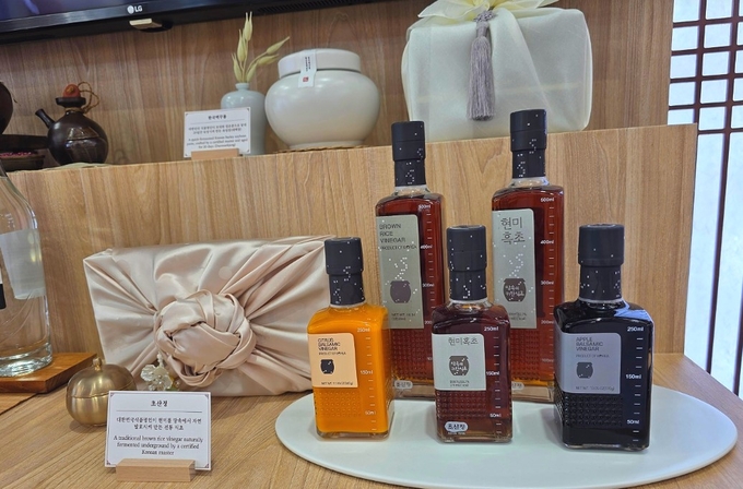 ▲ 경주에서 열린 APEC 전통 식문화 시연·체험행사에 참여한 초산정 제품들