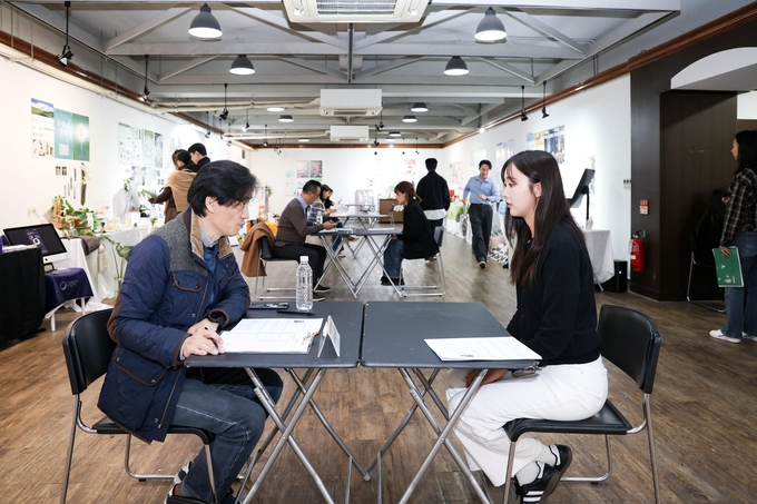 ▲ 대구대학교 시각디자인전공은 지난 20일 경산캠퍼스 디자인예술2관 미술관에서 졸업작품전과 연계한 취업 멘토링 행사를 진행했다. 디자인 기업 대표 초청 취업 면접. 대구대.