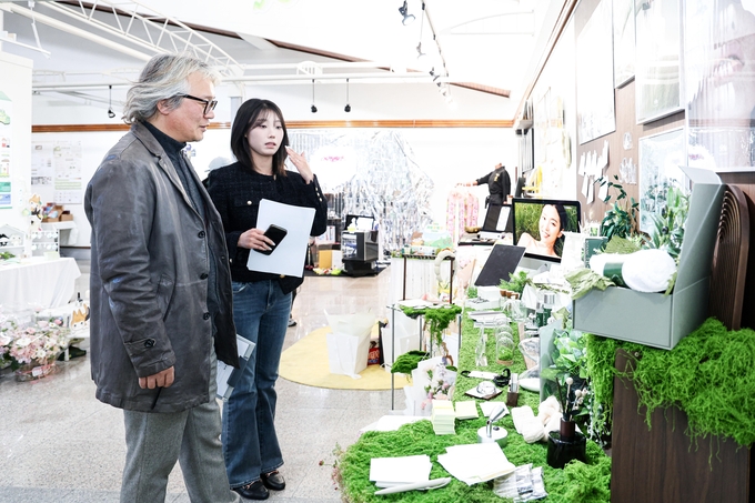 ▲ 대구대학교 시각디자인전공은 지난 20일 경산캠퍼스 디자인예술2관 미술관에서 졸업작품전과 연계한 취업 멘토링 행사를 진행했다. 디자인 기업 대표 초청 취업 멘토링 작품 설명. 대구대.