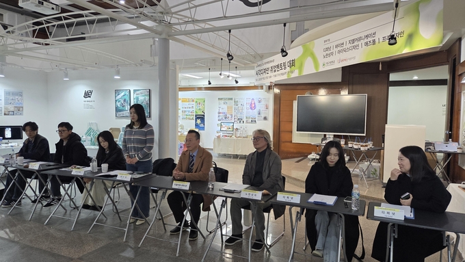 ▲ 대구대학교 시각디자인전공은 지난 20일 경산캠퍼스 디자인예술2관 미술관에서 졸업작품전과 연계한 취업 멘토링 행사를 진행했다. 취업 멘토링 참가 기업 대표 및 부서장. 대구대.