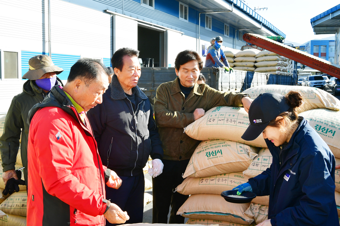▲ 경산시는 하양읍 한사창고를 시작으로 오는 12월 2일까지 지역 내 농협창고를 이용해 2025년산 공공비축미곡 1297t(3만2421포/40kg) 건조 벼 매입을 진행한다. 하양읍 한사창고 수매장면. 경산시.