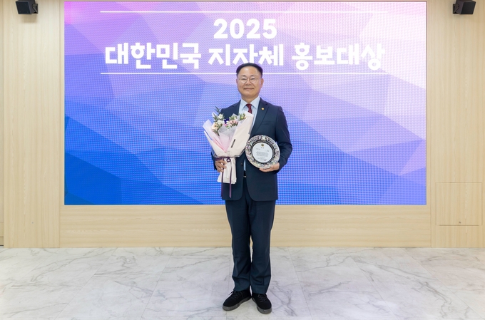 ▲ 김재욱 칠곡군수가 지난 21일 군청에서‘대한민국 지자체 홍보대상’사회복지 부문 대상 수상을 기념해 촬영한 모습.