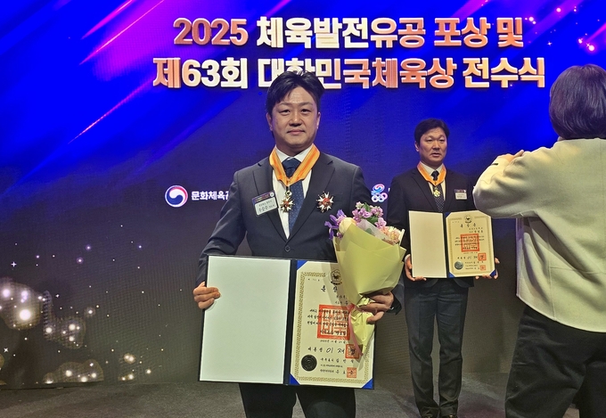 ▲ 우승수 경주시청 우슈팀 감독이 21일 서울에서 열린 ‘2025 체육발전유공 포상 및 제63회 대한민국체육상 전수식’에서 체육훈장 맹호장을 받고 기념촬영하고 있다. 경주시
