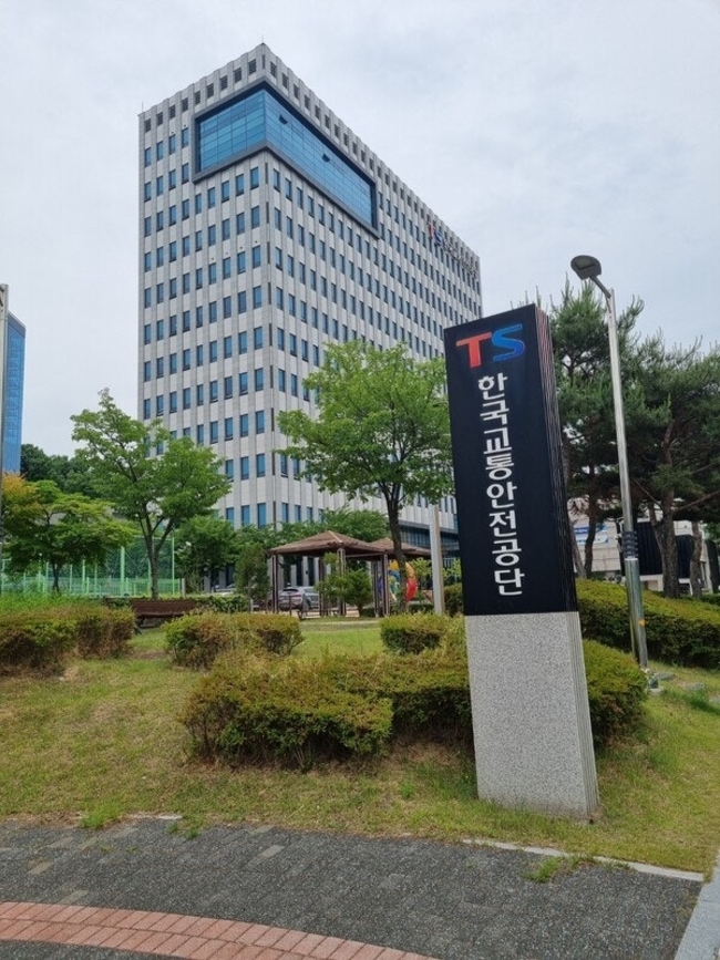 ▲ 한국교통안전공단은 12월 1일부터 서울 등 7개 광역시에서 고령 운전자 730명을 대상으로  페달 오조작 방지 장치 2차 지원 대상자 모집에 나선다.