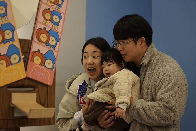 ▲ 울릉군 캐릭터 ‘오기동이·해호랑’ 인생네컷 촬영존과 굿즈 전시, 산나물 시식 행사 등이 마련돼 젊은 방문객들의 높은 관심을 받았다.  사진 울릉군