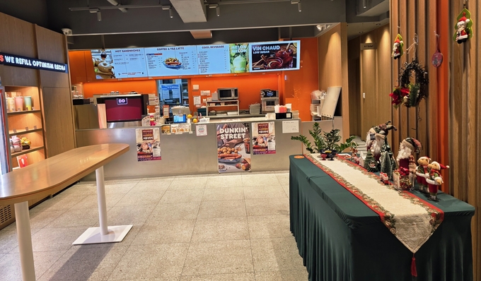 ▲ 23일, 의성읍 던킨 의성점 매장 카운터 전면에 아동친화음식점 웰컴키즈존 안내 포스터가 부착돼 있고 한쪽에는 크리스마스 소품으로 꾸민 테이블이 놓여 있어 깔끔하게 정돈된 실내 위생·편의 환경이 한눈에 들어온다. 김동현 기자 jhass80@kyongbuk.com