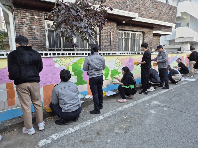 ▲ 구미경찰서 및 금오시장 도시재생지원센터,  ㈜아하인(대표 소정규), 사곡고 경찰동아리 ‘투비폴(To Be POL)’ 학생들이 ‘SPO(Special Painting Offer) 희망 벽화 그리기’를 하고있다.