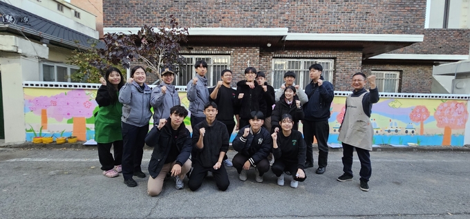 ▲ 구미경찰서 및 금오시장 도시재생지원센터,  ㈜아하인(대표 소정규), 사곡고 경찰동아리 ‘투비폴(To Be POL)’ 학생들이 ‘SPO(Special Painting Offer) 희망 벽화 그리기’를 마친 후 단체 기념촬영 하고있다.