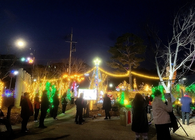 ▲ 영양군기독교연합회 주관으로 20일 군청 앞 솔광장에서 열린 성탄 트리 점등식 모습