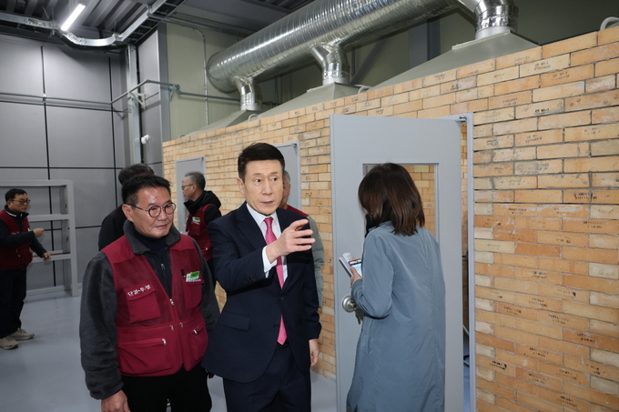 ▲ 지난 21일 호동 근로자종합복지관과 건설기능학교 시설 개선 현장.
 건설기능학교 내부 라운딩 모습.