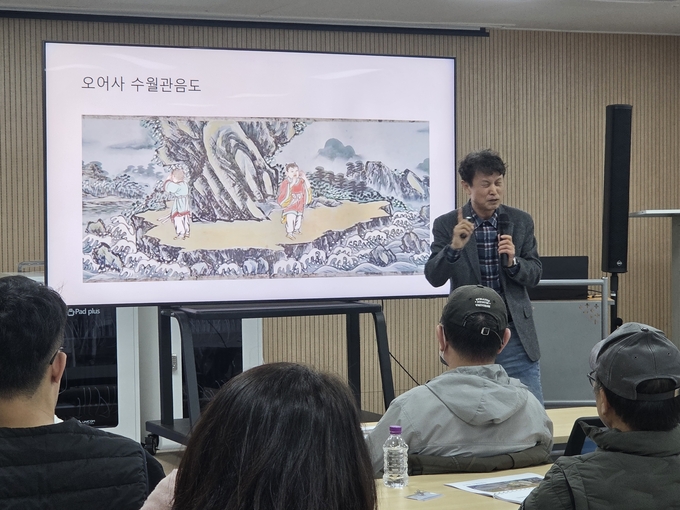 ▲ 박창원 전 청하중학교 교장(구비문학 연구가)이 포항문화재단이 운영하는 2025 귀비고 신화학 아카데미에서 강연을 하고 있다.