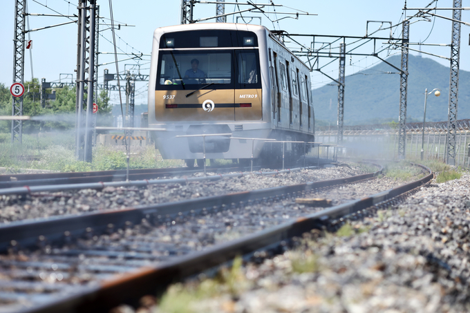 ▲ 지난 7월 서울 9호선 개화차량기지에 레일 온도상승 방지를 위한 살수 설비가 운영되고 있다. 연합