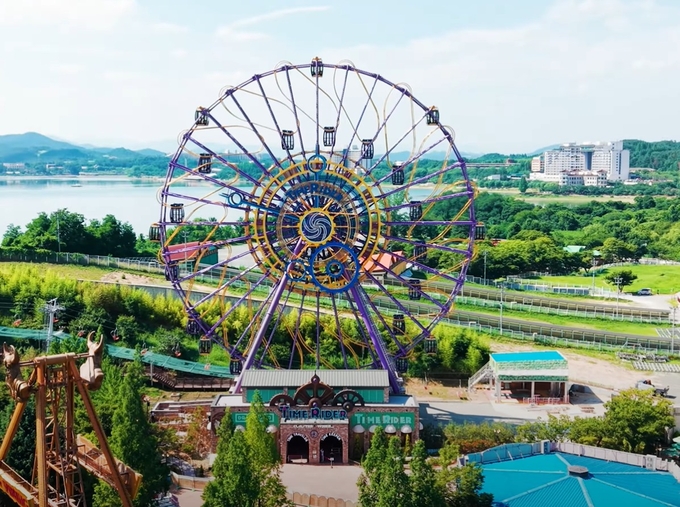 ▲ 2025 APEC 정상회의 개최 이후 경주 보문관광단지를 찾는 관광객이 눈에 띄게 증가하고 있다. 사진은 경주월드 타임라이더 모습.