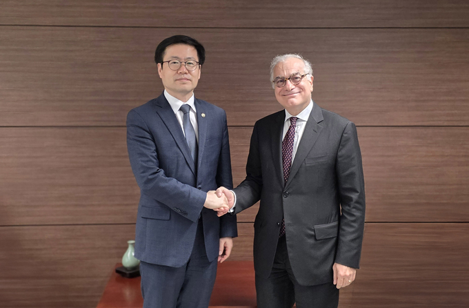 ▲ 여한구 산업통상부 통상교섭본부장이 21일 서울 중구 대한상공회의소에서 우고 아스투토 주한 유럽연합(EU) 대사와 면담을 갖고 기념 촬영하고 있다. 연합