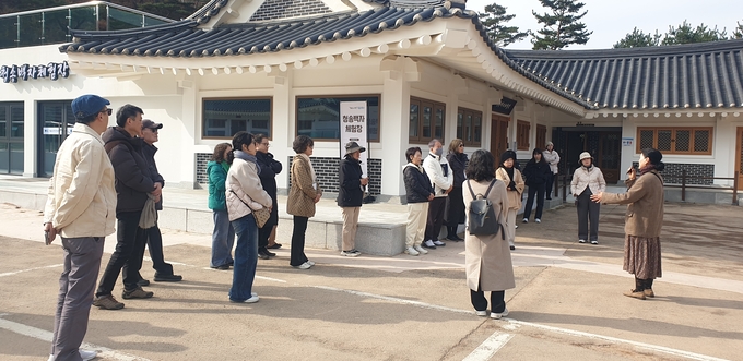 ▲ 문화해설사로부터 청송백자의 유래에 대해 설명을 듣고있는 팸투어 참가자들.