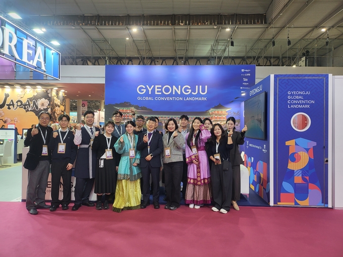 ▲ 18일부터 20일까지 스페인 바르셀로나에서 열린 ‘IBTM World 2025’에 참가한 경주시가 단독으로 마련한 홍보관 앞에서 경주시 및 하이코 관계자들이 기념촬영을 하고 있다. 경주시