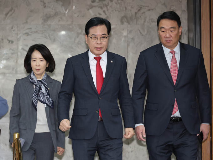 ▲ 국민의힘 송언석 원내대표가 21일 서울 여의도 국회에서 열린 원내대책회의에 참석하고 있다.연합