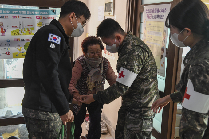 ▲ 해병대 1사단 의무근무대가 지난 20일 포항시 남구 장기면 주민을 대상으로 올해 마지막 대민의료지원을 실시한 모습. 해병대 1사단 제공