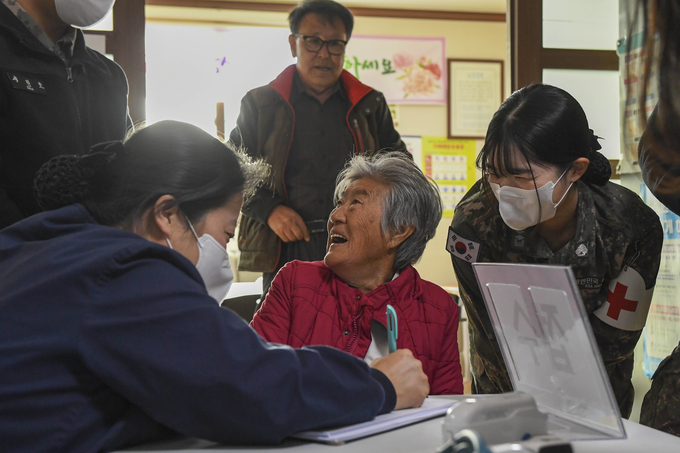 ▲ 해병대 1사단 의무근무대가 지난 20일 포항시 남구 장기면 주민을 대상으로 올해 마지막 대민의료지원을 실시한 모습. 해병대 1사단 제공