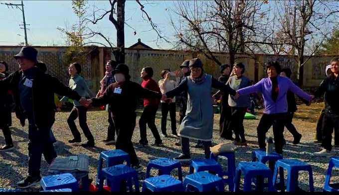 ▲ 구미시 도개면 ‘아도모례원’에서 대구·경북 지역 북한 이탈주민 100여 가구와 (사)좋은벗들 자원봉사자들이 참여해 김장축제를 열고 손에 손잡고 강강술래로 돌며 화합을 다지고 있다.