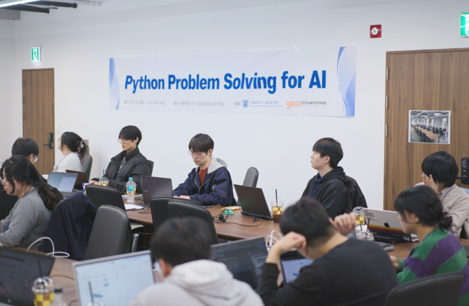 ▲ (재)경산이노베이션아카데미 42경산 본과정 교육생 17명이 서울대학교 AI 기업교육 센터에서 진행된 AI 전문 교육 ‘Python Problem Solving for AI’ 과정을 성공적으로 수료했다. 경산이노베이션아카데미.