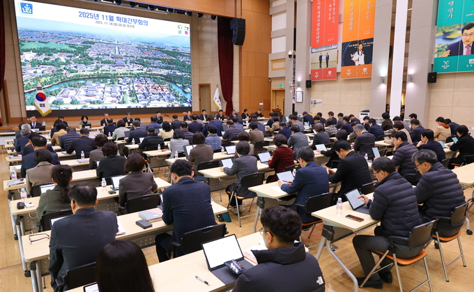 ▲ 경주시가 24일 주낙영시장 주재로 확대간부회의 열고 연말 현안행사 추진상황을 점검하고 있다.  경주시