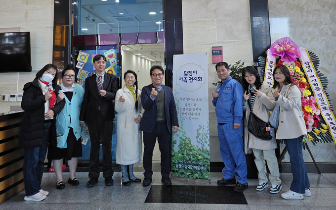 ▲ 사회복지법인 지인 담쟁이장애인이용센터가 20일 포항시립중앙아트홀 전시실에서 발달장애인 작품전시회를 개최했다.