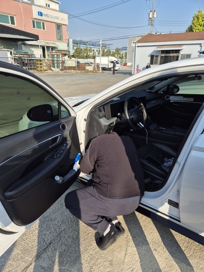 ▲ 페달 오조작 방지 장치를 설치하는 모습. 대구경찰청 제공