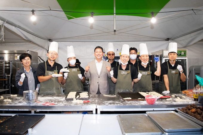 ▲ 구미 푸드페스티벌에서 제빵과정을 직접 시민들에게 공개해 호응을 얻은 구미시 우리밀 발전협의체 회원들과 남은영 팀장(사진 왼쪽 첫번째), 김장호 구미시장이 완판 판매를 기념하며 화이팅을 외치고있다.