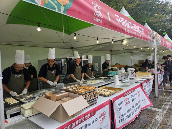 ▲ 구미 푸드페스티벌에서 우리밀 발전협의체 회원들이 제빵과정을 시민들에게 보여주고 있다.