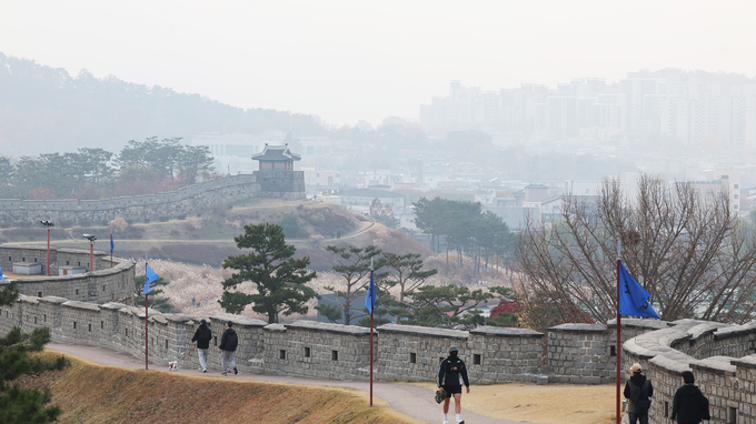 ▲ 초미세먼지 농도가 ‘나쁨’ 수준을 보인 24일 경기도 수원시 세계문화유산 화성(華城) 성곽 주변이 뿌옇다.연합