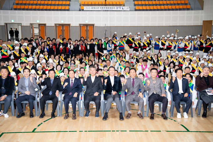 ▲ ‘2025 제7회 구미전국농악경연대잔치’체 참가한 관계자들이 단체 기념촬영 하고있다.