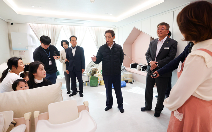 ▲ 24일 이철우 경북도지사가 예천군 호명읍 도청신도시 내 아파트에 설치된 0세 특화반을 찾아 운영 상황을 점검하고 있다.