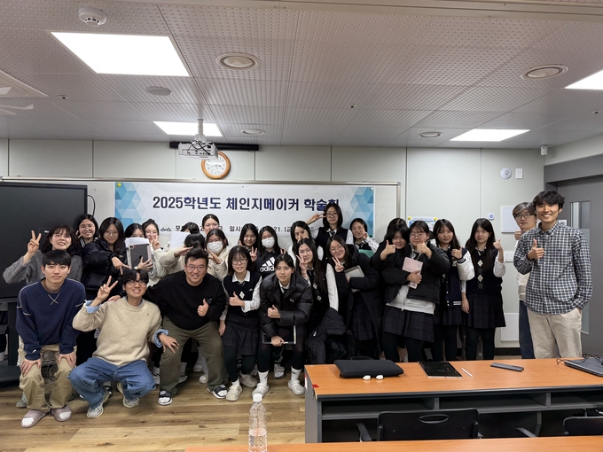 ▲ 포항여자고등학교가 지난 21일 주변에서 쉽게 찾을 수 있는 일상 문제부터 글로벌 이슈까지 다양한 사회 문제의 해결방안을 고민하고 풀어내는 학술회를 연 모습. 포항여고 제공