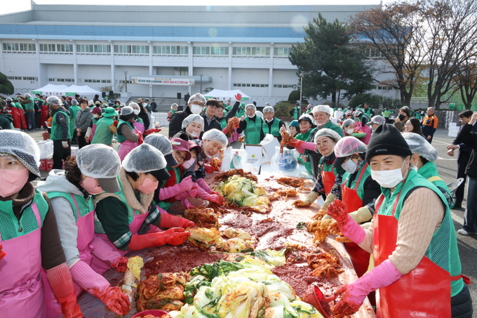 ▲ 포항시새마을회가 24일 김장 행사에서 김치 양념을 버무리는 작업을 하고 있다.
