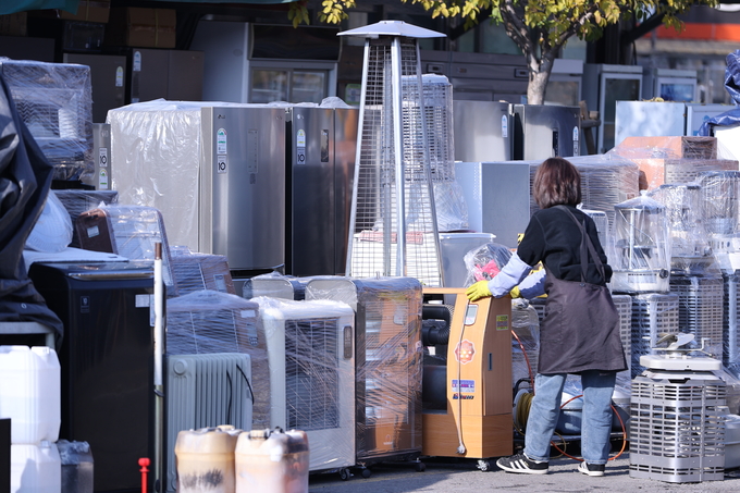 ▲ 겨울철이 다가오는 가운데 24일 오전 대구 북구 칠성시장의 한 난방용품 판매점 상인이 난방기기를 점검하고 있다.김영환 기자yhk@kyongbuk.com