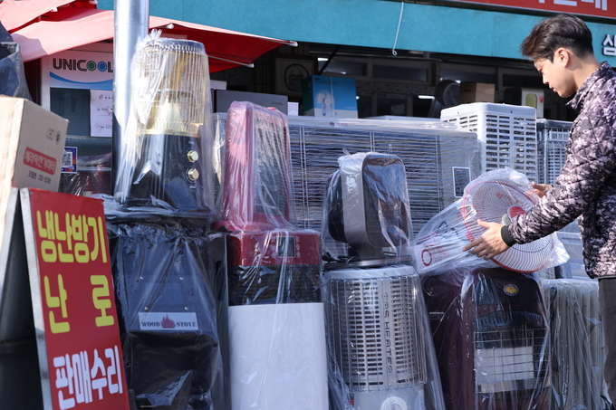 ▲ 겨울철이 다가오는 가운데 24일 오전 대구 북구 칠성시장의 한 난방용품 판매점 상인이 난방기기를 점검하고 있다.김영환 기자yhk@kyongbuk.com