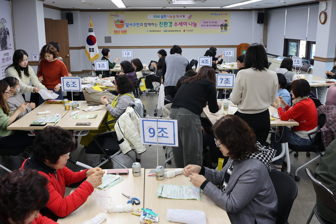 ▲ 24일 오후 대구 달서구청에서 친환경 수세미 만들기 행사가 열린 가운데 참가자들이 수세미를 만들기 위해 뜨개질을 하고 있다.김영환 기자yhk@kyongbuk.com