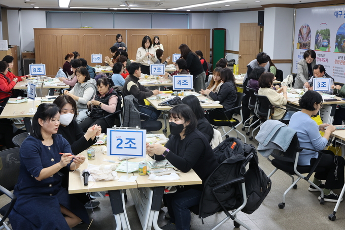 ▲ 24일 오후 대구 달서구청에서 친환경 수세미 만들기 행사가 열린 가운데 참가자들이 수세미를 만들기 위해 뜨개질을 하고 있다.김영환 기자yhk@kyongbuk.com