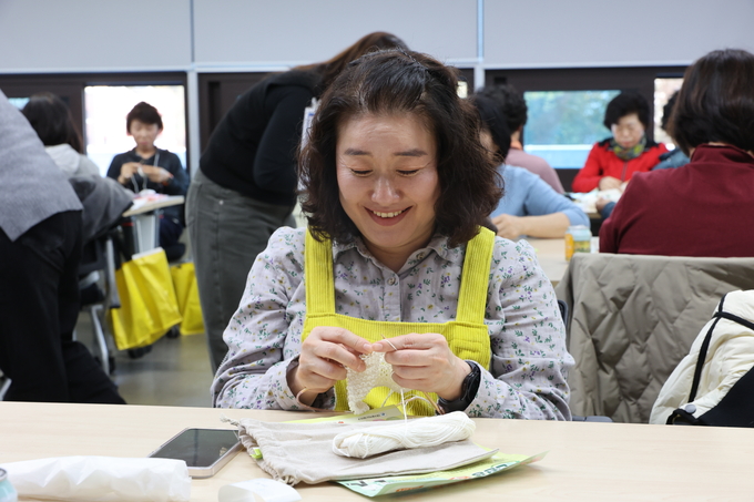 ▲ 24일 오후 대구 달서구청에서 친환경 수세미 만들기 행사가 열린 가운데 한 참가자가 뜨개질로 수세미를 만들고 있다.김영환 기자yhk@kyongbuk.com