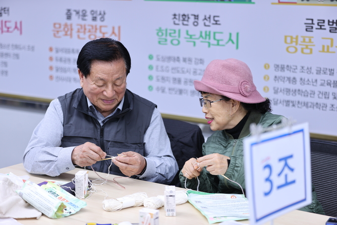 ▲ 24일 오후 대구 달서구청에서 친환경 수세미 만들기 행사가 열린 가운데 참가자들이 뜨개질로 수세미를 만들고 있다.김영환 기자yhk@kyongbuk.com
